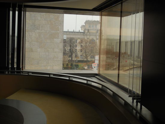 Das ist die berühmte Ecke im Studio, die man in der Sendung auch sieht. Mit seitlichem Blick auf den Reichstag.