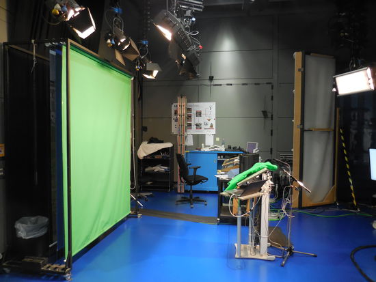 und das ist ein wirklich geiles "Spielzeug", die green screen. Da kann man allerhand lustige Sachen mit machen !