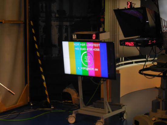 Die wichtigste Nachrichten-Sendung der ARD kommt jedoch nach-wie-vor aus dem NDR-Studio in Hamburg-Lokstedt: Die gute alte Tagesschau und die Tagesthemen. Über den Bildschirm wird aus HH reingeschaltet, wenn´s notwendig ist.