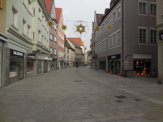 Augsburg sonntags-vormittags. Nettes Pflaster, keine Menschen.