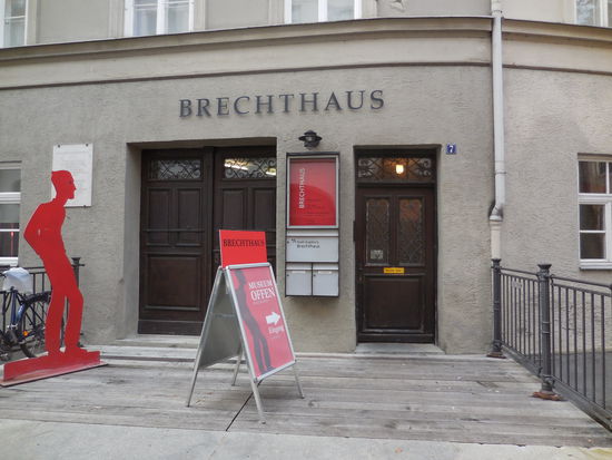Berthold Brecht wurde in Augsburg geboren und in seinem Geburtshaus ist heute das Brecht-Museum. Ich gehe nicht hinein, denn die Literatur Brecht´s (sorry) mochte ich noch nie...