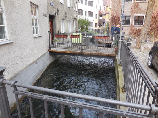 Solche Anblicke finden sich öfter mitten in der Stadt und ich finde das einigermaßen cool. Zumal der Fluss schon relativ reißend ist. Wenn ich nicht ganz schief gewickelt bin, ist es der Lech.
