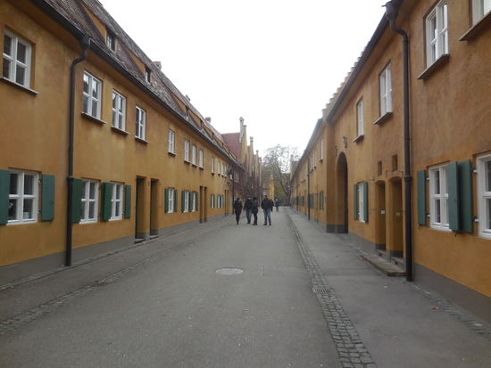 Es ist eine kleine Stadt in der Stadt mit Toren, Mauern, der Kirche, einem Museum, einer Schauwohnung und sogar einem Weltkriegsbunker von 1943.