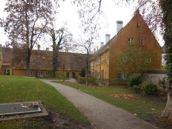 Eine perfekte Innenstadtlage im Grünen mit viel Geschichte. Eigentlich eine Traumlage. Diejenigen, die hier für so schmales Geld wohnen, können sich glücklich schätzen. Nebenkosten für Strom/Wasser/Heizung müssen sie heutzutage allerdings aus eigener Tasche berappen. Das sind allerdings nur ca. 85 EUR/Monat.