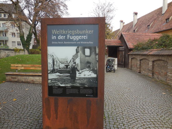 Den kleinen Bunker kann man besichtigen. Es ist nicht weltbewegend, aber der Bunker hat in der Nacht 25./26. Februar 1944 eine Bombennacht mit heftigem Beschuss der Royal Air Force überlebt. Der Angriff galt dem Bahnhof und den Messerschmitt-Werken.