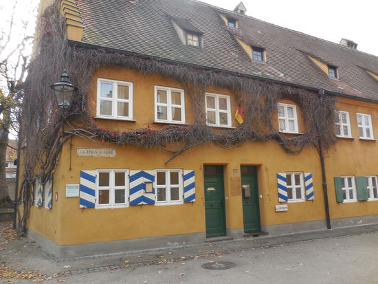 Es gibt auch heute noch einen Nachtwächter. Die Stadttore werden um 22.00 Uhr geschlossen. Wer später kommt, zahlt dem Nachtwächter einen Obolus von 0,50 EUR. Später als 24.00 Uhr kostet es dann 1 EUR.