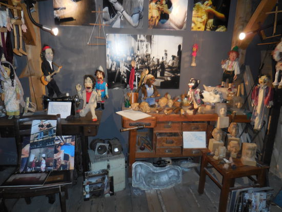 Mir waren die hölzernen Puppen schon in den 1970er Jahren zu altmodisch. Es gab ja schon Barbie und Ken...