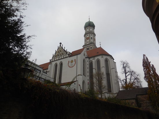 Gleich um´s Eck. Die schönste und größte Kirche Augsburgs: St. Ulrich und Afra. Die katholische Stadtkirche Augsburgs, schön, groß und doch sehr schlicht.