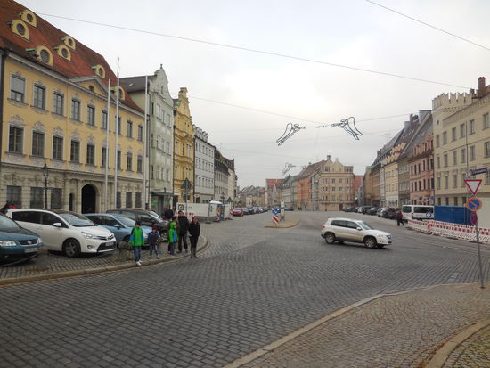 Platz vor der Kirche