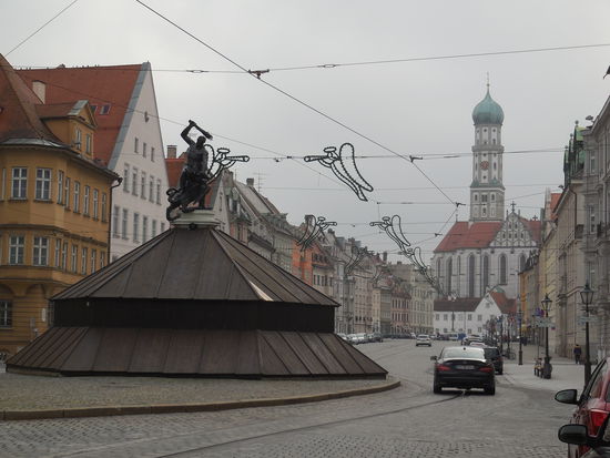 Eigentümliches Denkmal in Augsburgs Innenstadt für wen auch immer, ich hab´s jetzt nicht mehr parat.