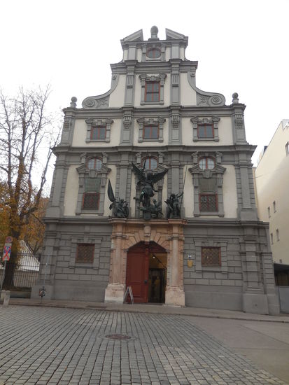 So langsam bin ich müde und fußkrank, kein Bock mehr. Habe ja so halbwegs alles abgeklappert und walke jetzt langsam zum Hotel zurück.