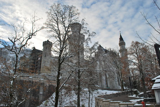 Die letzten ca. 150 m muss man vom Kutschenparkplatz auch zu Fuß aufsteigen. Neuschwanstein ist leider überhaupt nicht behindertengerecht, auch drinnen nicht. Es gibt nur Treppen.