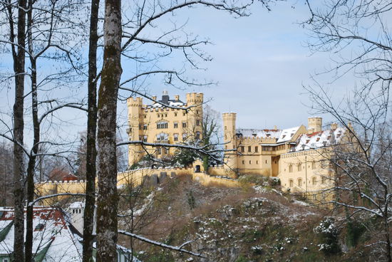 Vom Ticketcenter bis zum Eingang Hohenschwangau sind es zu Fuß ca. 20 Minuten. Auch in diesem Schloss herrscht absolutes Fotoverbot und die Führung finde ich nicht halb so gut und interessant, wie in Neuschwanstein.