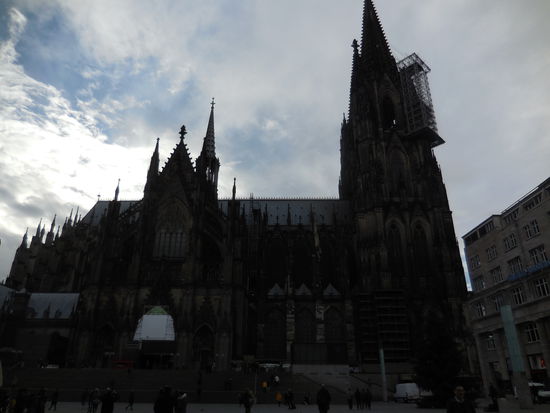 Einer der wenigen Momente heute ohne Regen und der Dom klotzt dunkel vorm blauen Himmel...