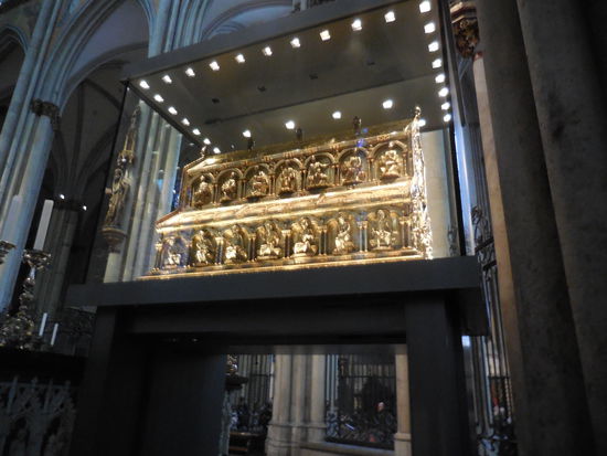 Das ist der Dreikönigenschrein, der die Reliquien der heiligen 3 Könige beherbergen soll. Ein Prunkstück mittelalterlicher Goldschmiedekunst und mit Perlen und Edelsteinen über und über verziert.