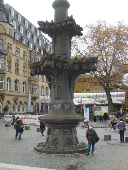 Dies ist der Nachbau des "Dinges", das oben auf den Türmen thront, allerdings erst seit 1880. Und es ist natürlich auch kein "Ding", sondern eine Kreuzblume. Die Kreuzblume aus Beton steht auf dem Domplatz seit 1990.