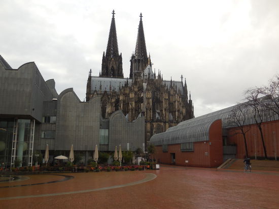 an der Rückseite schmiegen sich 2 Museen an das Domgelände und über ein paar Treppen ist man dann schon direkt am Rhein. Der Dom ist nur 250 m vom Rhein entfernt.
