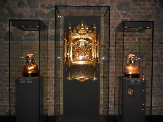 Schreine und Statuen