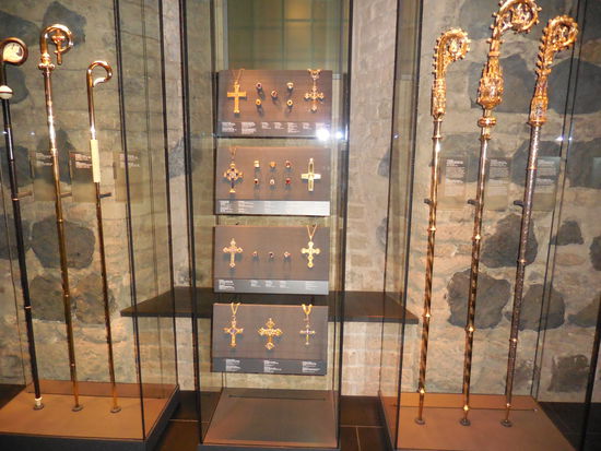 Güldene Hirtenstäbe, Kruzifixe und Ringe mit Edelsteinen zum Küssen...