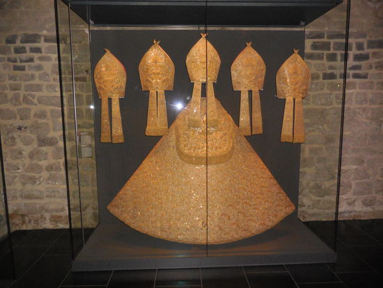 Prachtvolle Bischofsgewänder