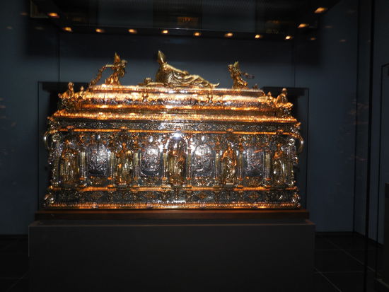 Es dreht sich alles um die heiligen Reliquien der 3 Könige. Und heutzutage muss man noch nicht mal selber nach Köln reisen, um alles zu sehen: Man kann die Dom-Schatzkammer online in 3D ansehen und erhält alle Erklärungen dazu !