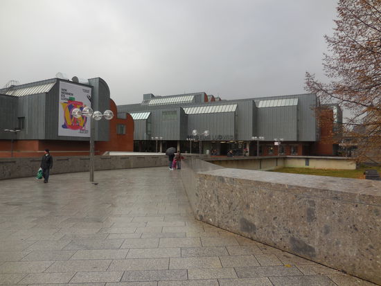 Man hat es recht passgenau ins Bahnhofsareal gesetzt an exponierter Stelle, wie ich finde.