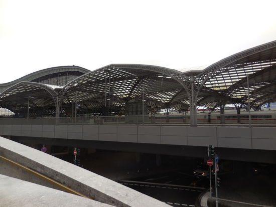 Der Kölner Bahnhof ist eigentlich super, aber die Erfordernisse der Infrastruktur haben fiese, dunkle Unterführungen hinterlassen. Da ist wohl auch ein Obdachloser in einer der letzten Nächte brutal ermordet worden, so habe ich es in der Zeitung gelesen. Mich würde es schon tagsüber gruseln in diesen finsteren Tunneln...