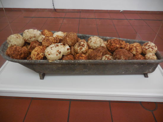 ...so, wie hier: Ich weiß nicht mehr, wie das Kunstwerk offiziell heißt und/oder von wem es ist, auch nicht, was ich hinein interpretieren könnte. Ich würde sagen: Zinkbadewanne mit Sellerie-Knollen. Oder Köpfe, die wie Sellerie-Knollen aussehen in Zink-Badewanne ? Tja, ähm, nun ja...vielleicht habe ich zu wenig Fantasie...