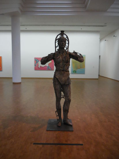 Ach ja, diese Statue fand ich auch noch sehr cool im Museum Ludwig - sieht aus wie eine Mischung aus Star Wars und Mittelalter mit Schandmaske...