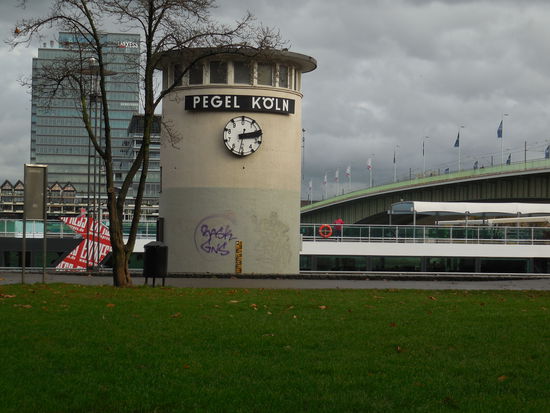 Der Pegel des Rheins ist jetzt nicht gerade beunruhigend. So ein Ding sollte man übrigens auch mal am Flensburger Hafen aufstellen, damit die Leute wissen: Geht´s noch mit Parken am Hafenufer oder schon nicht mehr ?