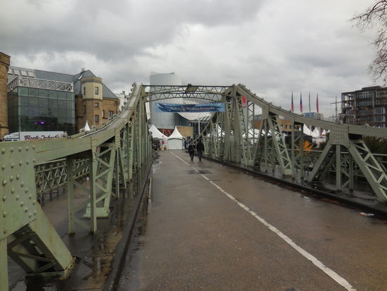 Über die Drehbrücke zur Halbinsel im Rheinauhafen und zum Schoki-Museum. Der hier bereits komplett aufgebaute Weihnachtsmarkt ist privat und deswegen auch schon geöffnet. Mit Aussicht auf Schokolade erspare ich mir allerdings zunächst die Bratwurst...