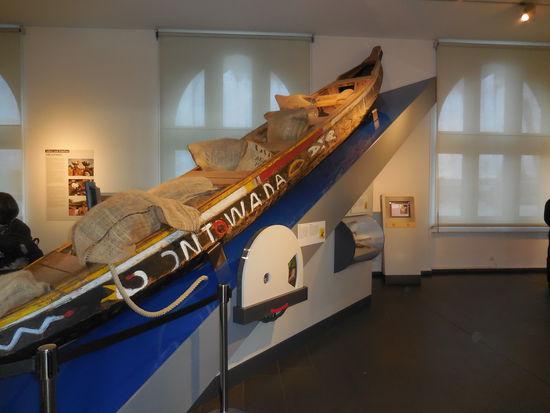 Es wird sehr ausführlich die Geschichte und die Anbauweise vom  Grundstoff Kakao erklärt. Das findet alles in Südamerika und Afrika statt. Ich persönlich war schon mal auf einer Kakao-Plantage in Südamerika, da herrschen Arbeitsbedingungen, die nicht unbedingt fair-trade sind, mehr so Sklavenarbeit...