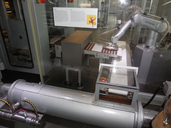 ja, also irgendwie so, es ist ja nur Show. Aber es läuft hier tatsächlich Schokolade vom Band - und man darf sich seine eigene Version gestalten - gegen Aufpreis, natürlich und das dauert auch so seine 45 Minuten. Aber man darf herumspielen und Blattgold, Chili und/oder sonstiges mitverarbeiten lassen. Habe ich nicht gemacht, bin kein Schoko-Mensch und habe auch nicht soviel Zeit.