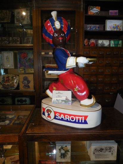 Meine Oma schenkte mir jeden Sonntag - wenn ich sie besuchte - eine Tafel Schokolade. Manchmal waren es so fiese Marken, wie "Pia" aus dem ALDI. Aber sehr oft war es Stollwerck, Sarotti und Alpia. Milka und Ritter gab´s zwar auch schon lange, aber nicht auf dem Einkaufszettel meiner Oma.