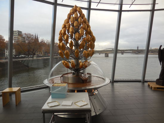 Ich möchte mal auch das Keks-Mädel sein ! Einfach nur dem jeweiligen Gast eine hauchdünne Waffel überreichen, sie durch den Schokoladenbrunnen schwenken, nett lächeln und das war´s. Ja, die Schoko-Waffel schmeckt schon irgendwie, allerdings werde ich persönlich niemals auf Schokolade abfahren, da müsste man mir schon Lakritz anbieten. Gibt es ein Lakritz-Museum auf der Welt ?