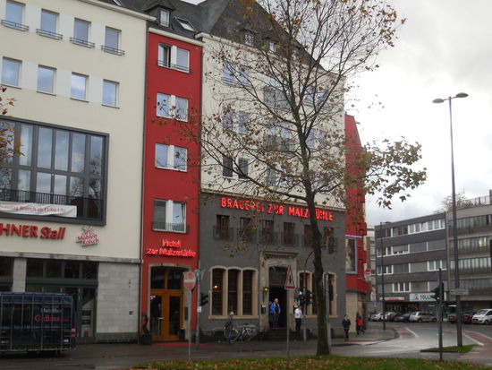 In Köln heißt das Bier Kölsch und die älteste Kölsch-Brauerei ist die Malzmühle, die in diesem Haus seit eh und je residiert. Ich bin kein Biertrinker, kann ich also locker rauslassen...