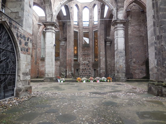 St. Alban - direkt neben dem Gürzenich war eine uralte romanische Kirche von 1172. Sie wurde im 2. Weltkrieg sehr zerstört und nicht wieder aufgebaut. Jetzt ist die Ruine ein Denkmal für Opfer des 2. Weltkrieges.