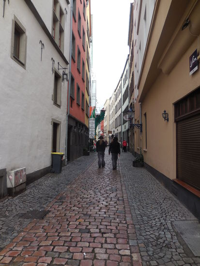 Kölns Altstadtgassen können teilweise so schön sein, aber auch so scheisse. Echt. Vielfach gerät man in Gassen, wo einfach nur Parkhaus-Zufahrten sind... ich finde die Kölner Altstadt auch irgendwie unübersichtlich, das ist für mich kein klar umrissenes Terrain, irgendwie. Ich weiß auch nicht, das franst so aus in alle Richtungen...