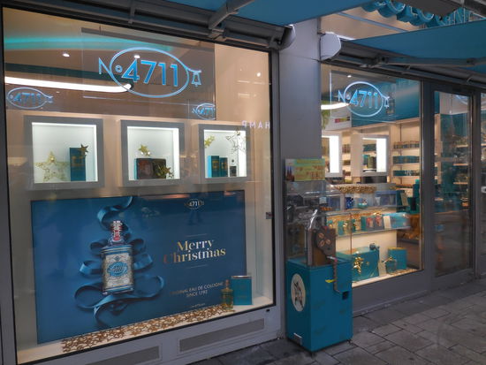 Eau de Cologne - das war das Hasswort meiner Kindheit zu Weihnachten ! Oft habe ich zu Weihnachten dieses fies stinkende Zeug namens 4711 von meiner Oma geschenkt bekommen. Oft auch im Set mit Seife und Badeperlen, die kein Mensch braucht. Später gab´s Geld, wesentlich brauchbarer...