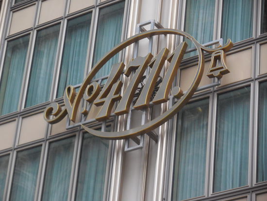 4711 aus der Glockengasse in Köln. Türkis-farbenes Flakon mit verschwurbelten Buchstaben/Zahlen. Mühlhens hatte es erfunden und es roch nach - ich weiß auch nicht - "Oma-3-Tage-nicht-gewaschen-und-Seifenpulver-drüber-geschüttet". Nicht nur ich habe das Zeug regelmäßig links liegen lassen, ich glaube, auch mein Vater und Onkel, die jedes Jahr aus der gleichen Kollektion ein Rasierwasser + eine Seife bekamen, waren wenig erfreut. Aber es war ja gut gemeint.
Ich sage nur: Hattrick, Old Spice, Sire Irish Moos und der Knaller für Frauen: Tosca ! So hießen die Bestseller aus dem Hause 4711 damals...