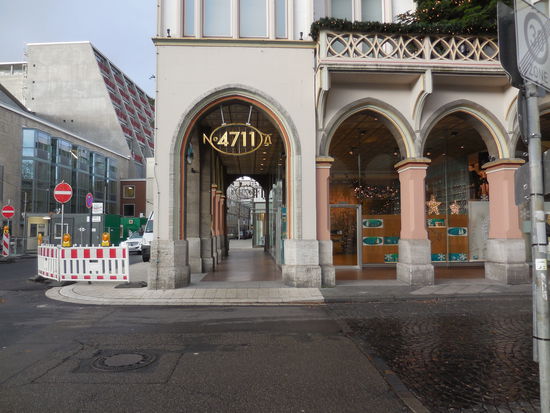 Die berühmte Glockengasse... sieht in der Fernsehwerbung immer weit romantischer aus im Schneegestöber bei Glöckchenklang und da gehe ich jetzt mal rein. Ich schnüffele an einem 4711-Fläschchen und bin angenehm überrascht ! Das riecht guuut ! Frisch, spritzig, echt toll ! Hat sich im Laufe der Jahre meine Geruchswahrnehmung verändert, hat man den Duft modifiziert oder ist einfach meine Nase anders geworden ? Ich weiß es nicht, kaufe aber eine Flasche 4711 und ich nutze das Wässerchen sogar auch regelmäßig, jetzt...