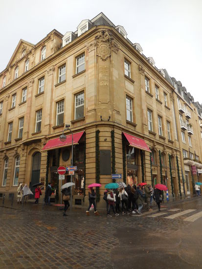 Farina-Haus gegenüber dem Rathaus mit Duftmuseum
