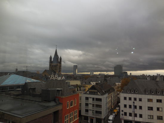 es gibt einen Aussichtsbalkon mit toller Kulisse. Man sieht allerdings die sehr tief hängenden, dicken Regenwolken... der Silberstreif am Horizont wird heute im Zentrum Kölns allerdings leider nicht ankommen...