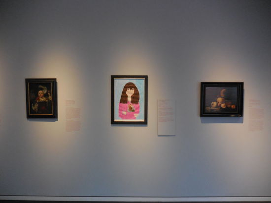 ...und überraschende Kinderzeichnungen ehrenvoll gerahmt mittendrin.. süße Idee !