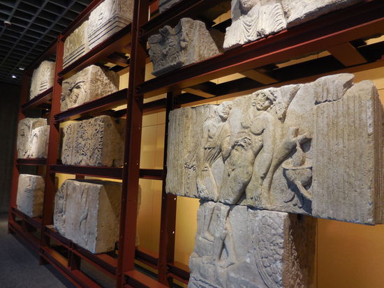 Teile römischer Fresken, Baudenkmäler, Grabmäler usw.