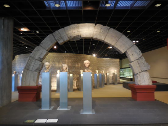 Ja, lohnt sich ! Es gibt noch soviel mehr zu sehen im RGM, wie auch antikes Glas, Schmuck, Haushaltsgegenstände, Waffen usw. Muss man sich selbst anschauen und entscheiden, ob man´s mag - oder nicht. Ich mag´s !