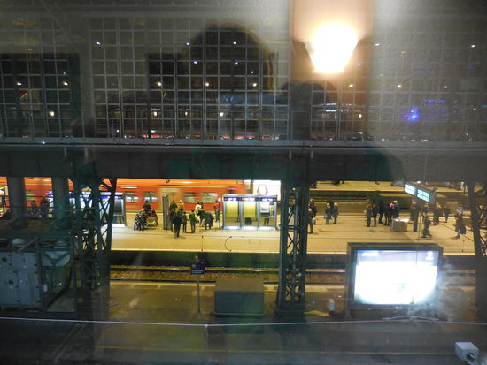 Aus dem Ibis-Hotel kann man direkt in den HBF blicken.