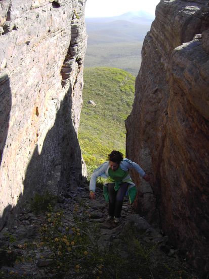 Klettern durch Felsspalten