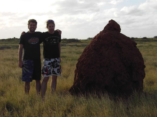 Sören und ich und ein Termitenhügel