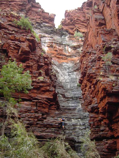 Ausgetrockneter Wasserfall mit Sören beim Aufstieg